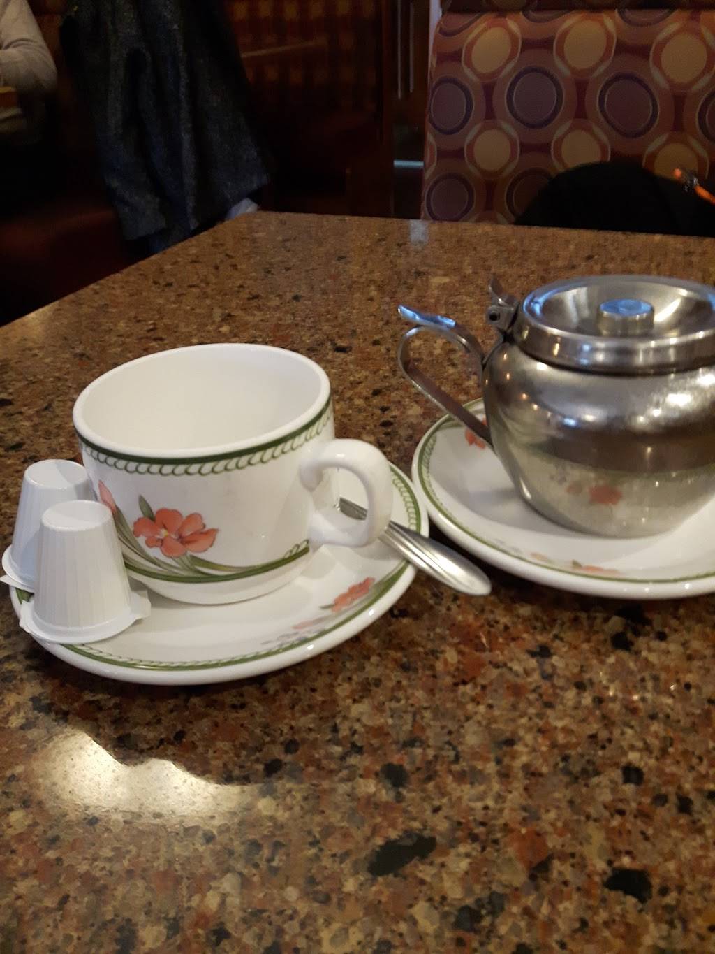 Fortis Family Restaurant | restaurant | 135 Queenston St, St. Catharines, ON L2R 2Z8, Canada | 9056826167 OR +1 905-682-6167