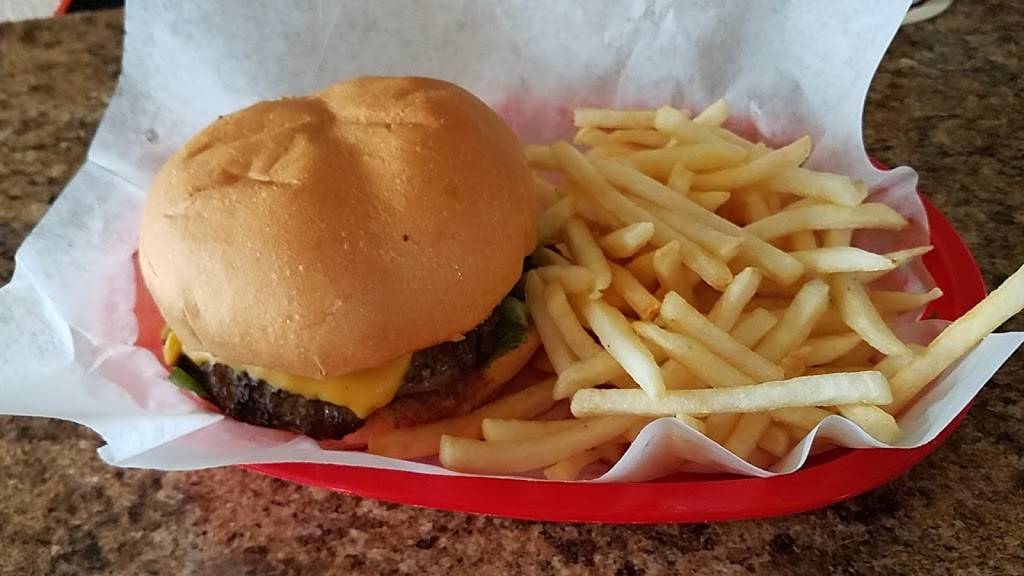 Bee Hive Barn & Grill | restaurant | 2925 County Rd G, Neenah, WI 54956, USA | 9207221298 OR +1 920-722-1298