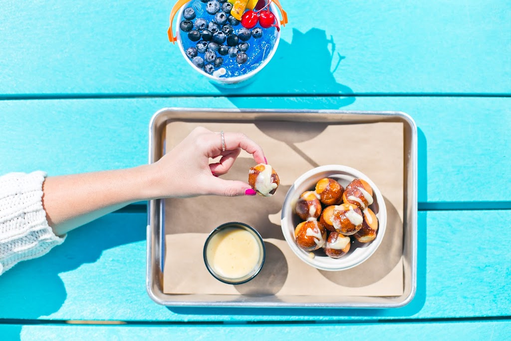 Fish Heads Pensacola Beach | restaurant | 16 Via De Luna Dr, Pensacola Beach, FL 32561, USA | 8509343300 OR +1 850-934-3300