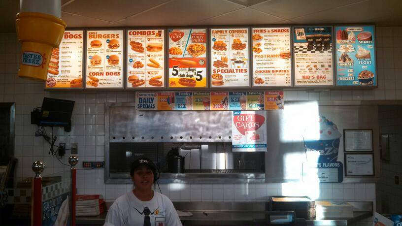 Wienerschnitzel | restaurant | 12951 Hesperia Rd #2, Victorville, CA 92392, USA | 7602417600 OR +1 760-241-7600