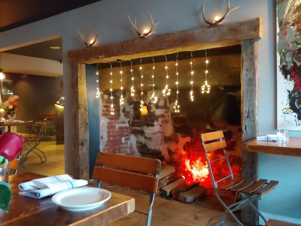 Lucas Local Oyster Bar | restaurant | 48 S Main St, Newtown, CT 06470, USA | 2034912992 OR +1 203-491-2992