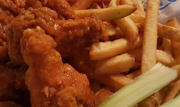 Wild Wing | restaurant | 1070 Innisfil Beach Rd #2, Innisfil, ON L9S 4T9, Canada | 7054318325 OR +1 705-431-8325