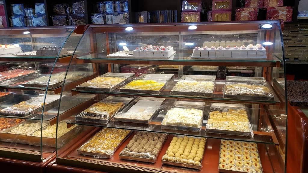 Johal Sweets & Restaurant | restaurant | 10 Squire Ellis Dr, Brampton, ON L6P 0A2, Canada | 9059139021 OR +1 905-913-9021