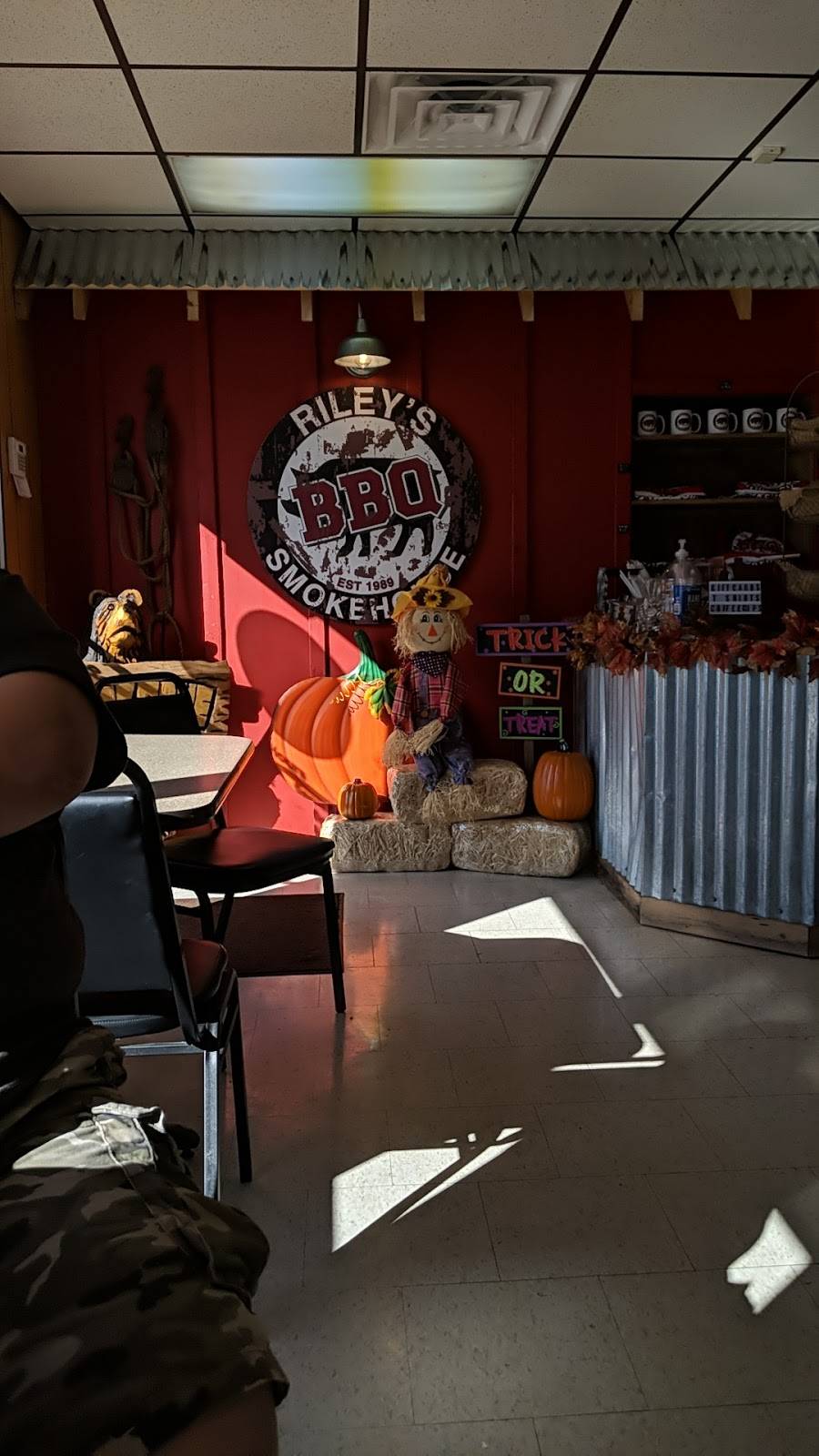 Rileys Smokehouse | restaurant | 906 E Deyoung St, Marion, IL 62959, USA | 6189971369 OR +1 618-997-1369