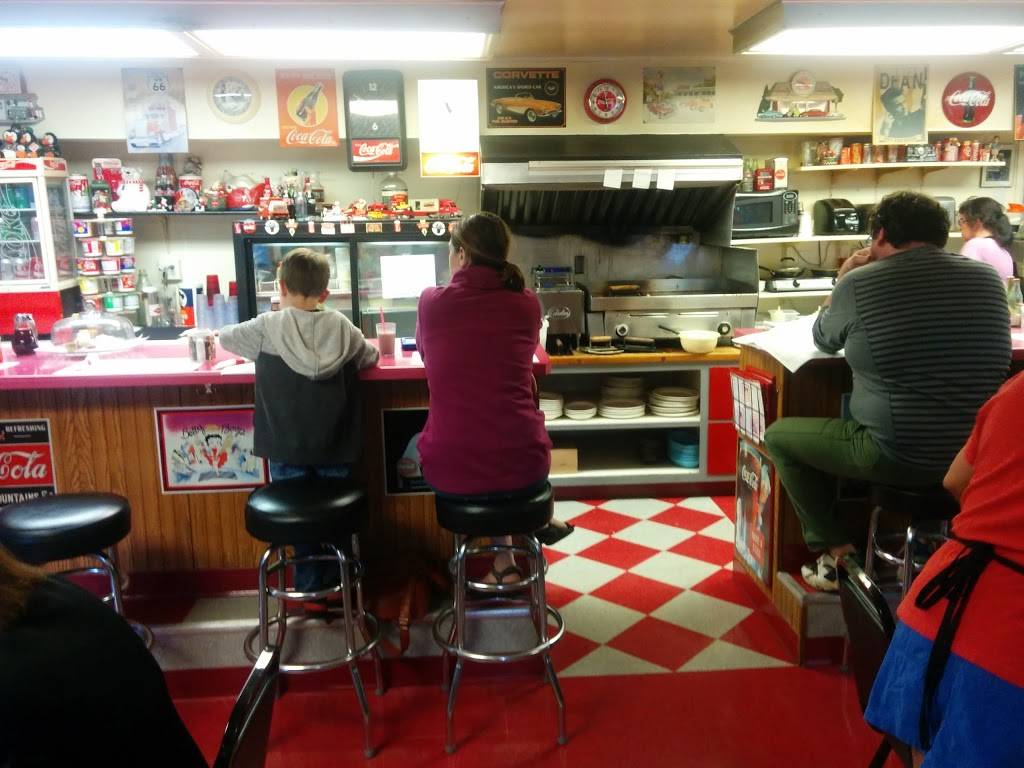 Fussy Feebies | restaurant | 153 E Main St, Campbellsport, WI 53010, USA | 9205333640 OR +1 920-533-3640