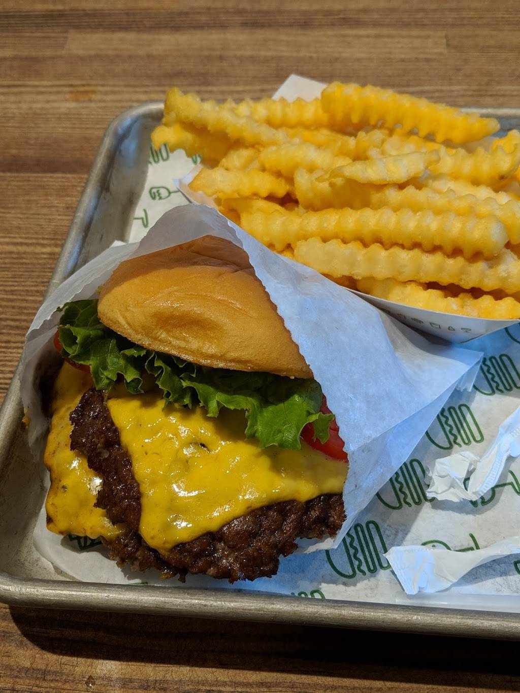 Shake Shack | restaurant | 2957 Broadway, New York, NY 10025, USA | 6463835506 OR +1 646-383-5506