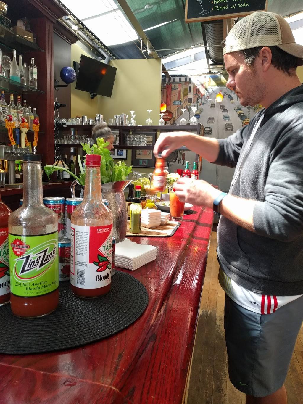 Dee-Lite Bar & Grill | restaurant | 24 Washington Ave, Grand Haven, MI 49417, USA | 6168445055 OR +1 616-844-5055