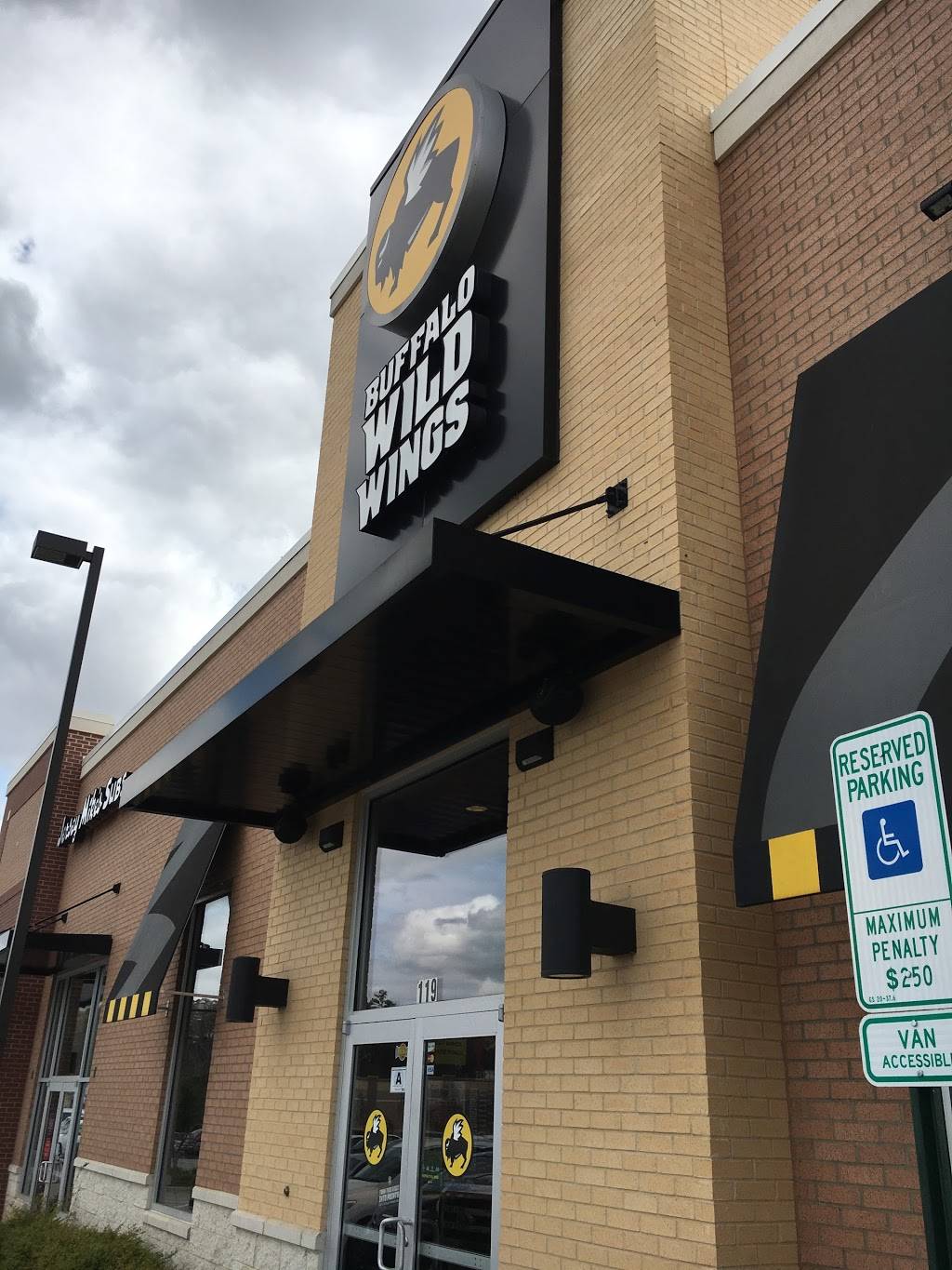Buffalo Wild Wings | restaurant | 1460 Meeting Blvd #119, Rock Hill, SC 29730, USA | 8033289464 OR +1 803-328-9464