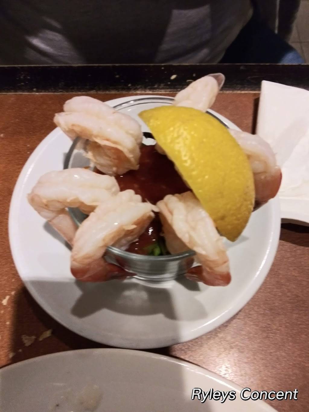 M & C | restaurant | 436 Belleville Ave, New Bedford, MA 02746, USA | 5089932219 OR +1 508-993-2219