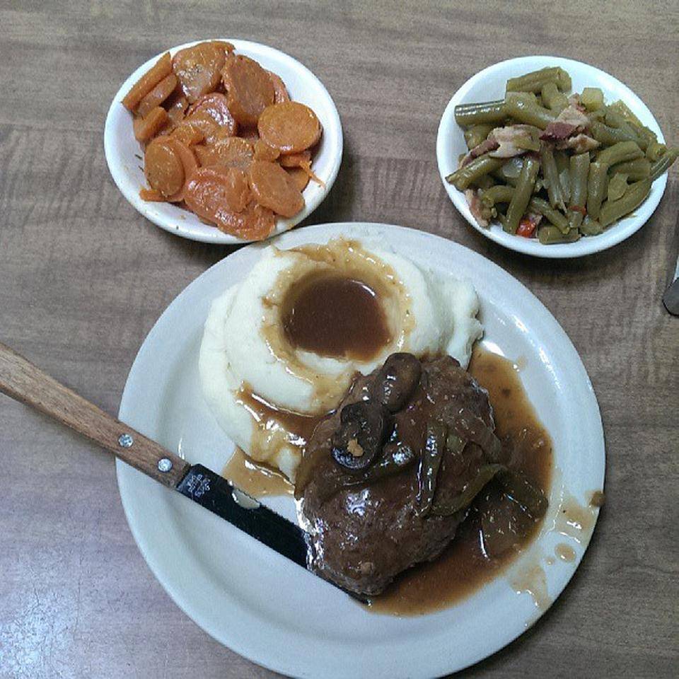 Victors Cafeteria | restaurant | 109 W Main St, New Iberia, LA 70560, USA | 3373699924 OR +1 337-369-9924