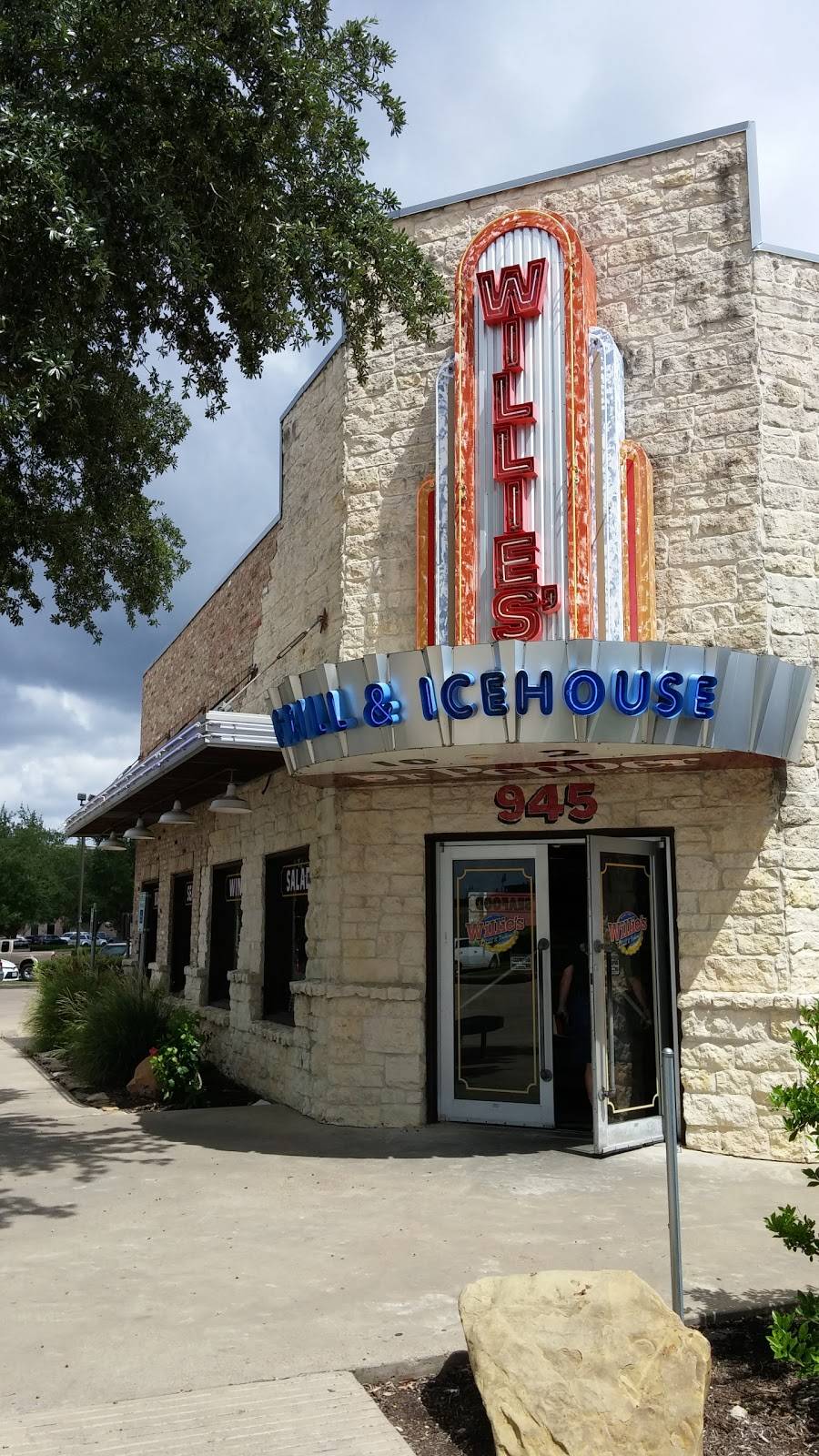 Willies Grill & Icehouse | restaurant | 945 Hwy 6, Sugar Land, TX 77478, USA | 2812422252 OR +1 281-242-2252