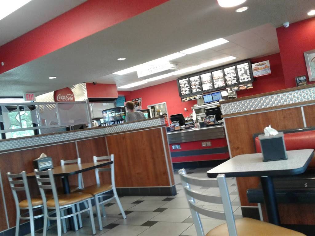 Hardees | restaurant | 201 School St, Hillsboro, IL 62049, USA | 2175323861 OR +1 217-532-3861