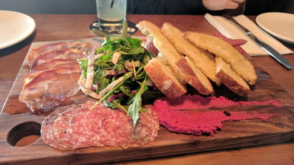 Russells Tavern | restaurant | 4111 Stone Way N, Seattle, WA 98103, USA | 2065471653 OR +1 206-547-1653