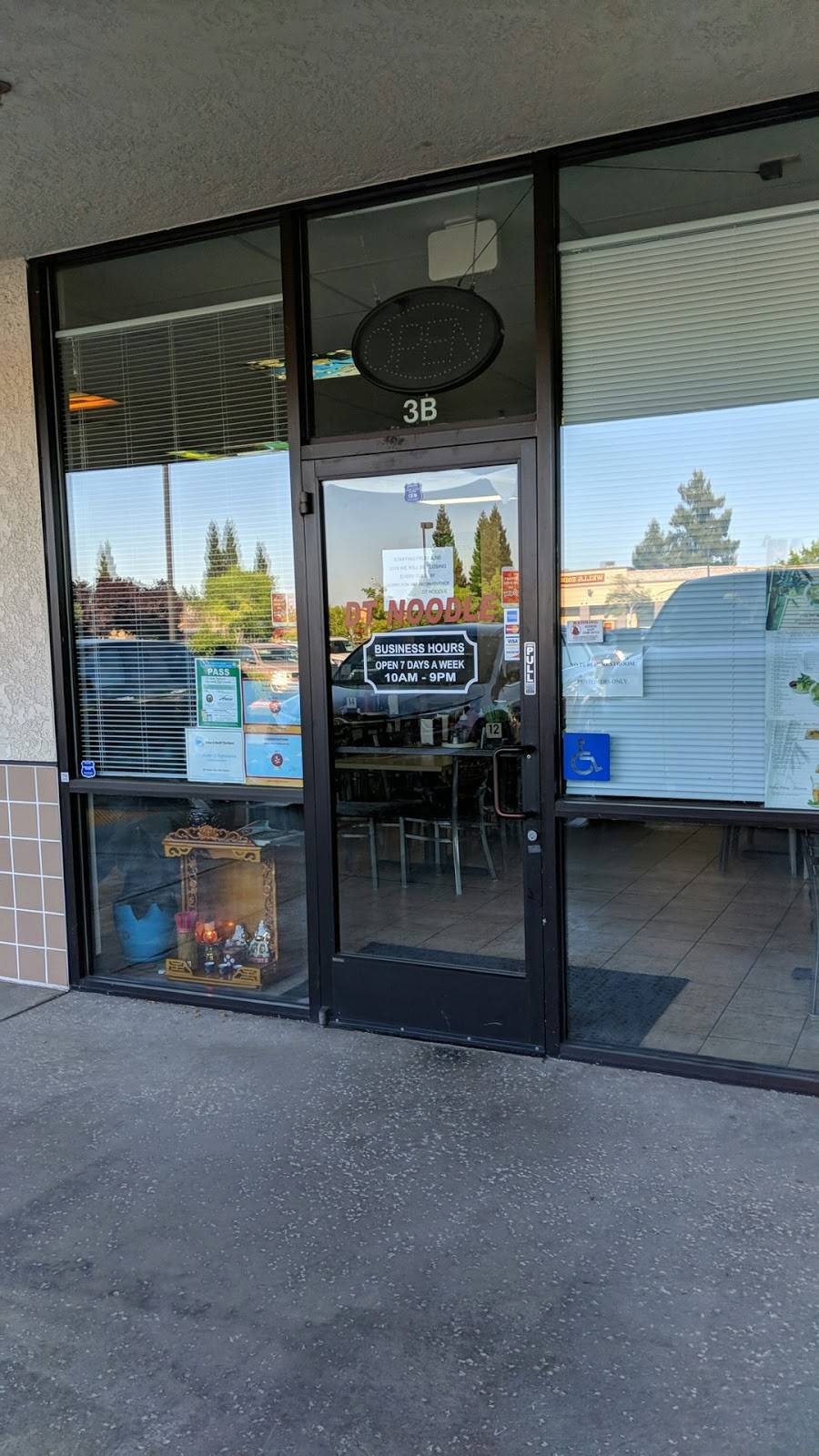 DT Noodle | restaurant | 5015 Foothills Blvd, Roseville, CA 95747, USA | 9167978883 OR +1 916-797-8883