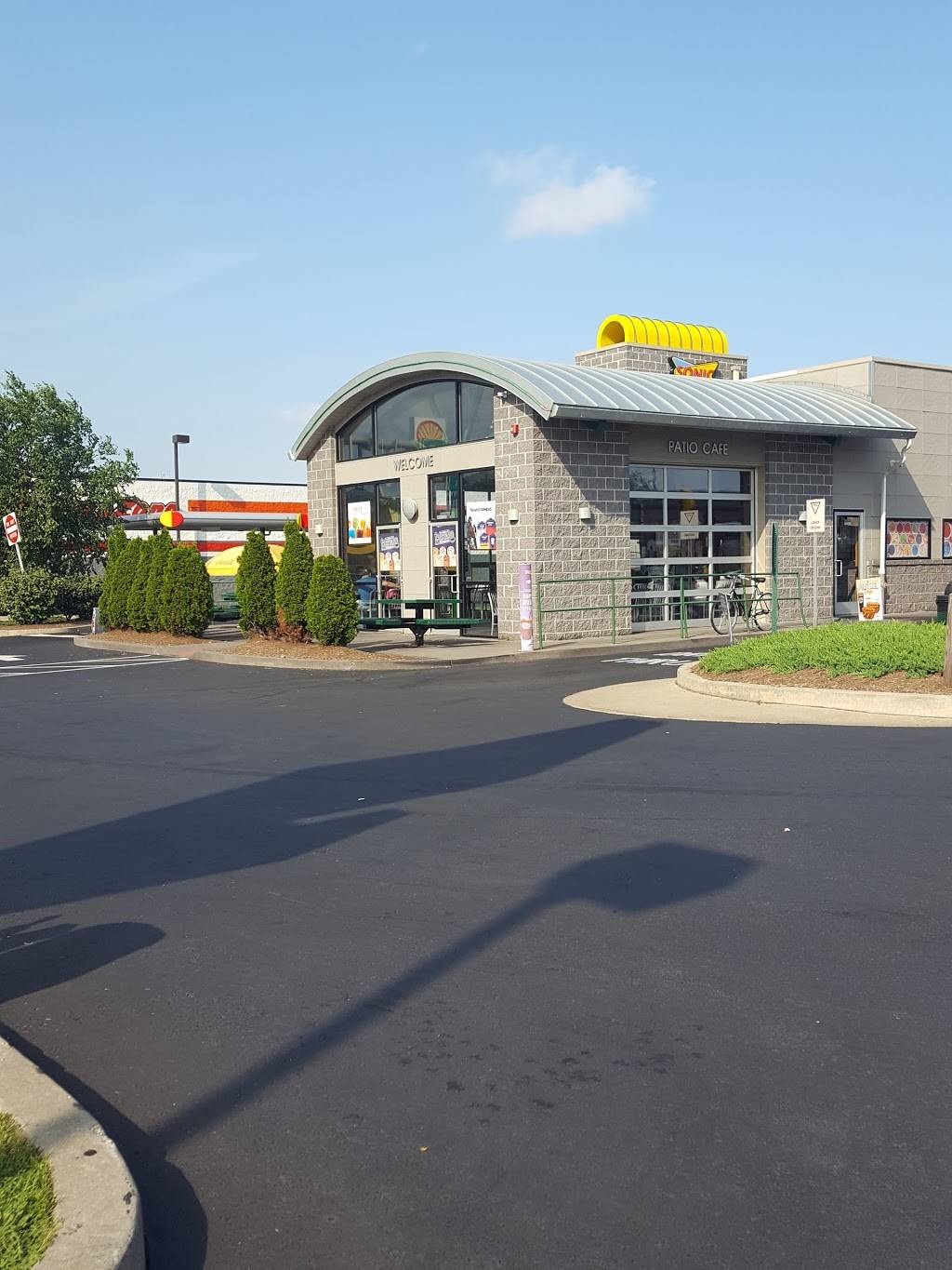 Sonic Drive-In | restaurant | 573 Spring St, Elizabeth, NJ 07201, USA | 9089650060 OR +1 908-965-0060