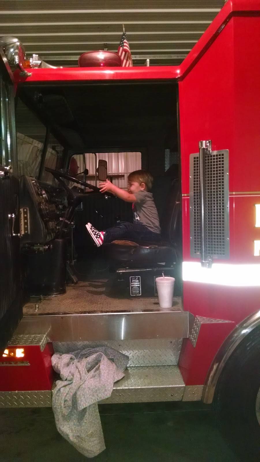 Pour House | restaurant | 111 E Locust St, Fieldon, IL 62031, USA | 6183763374 OR +1 618-376-3374