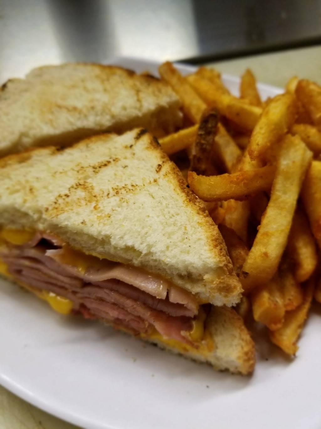 Hogs Haus Sports Bar & Grill | restaurant | 810 OFallon Rd, Weldon Spring, MO 63304, USA | 6363290006 OR +1 636-329-0006