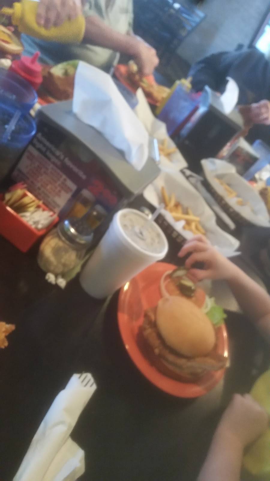 Lucky Dogs Pub & Eatery | restaurant | 701 N 4th St, Chillicothe, IL 61523, USA | 3092749999 OR +1 309-274-9999