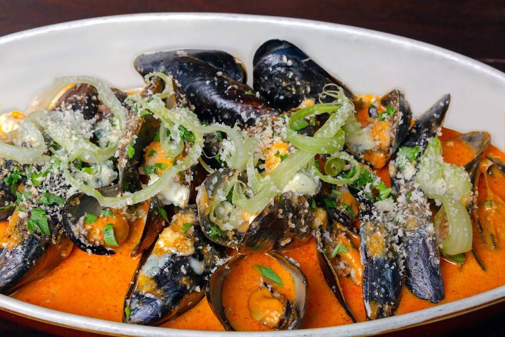 Augies Mussel House and Patio | restaurant | 1106 King St, Alexandria, VA 22314, USA | 7037213970 OR +1 703-721-3970