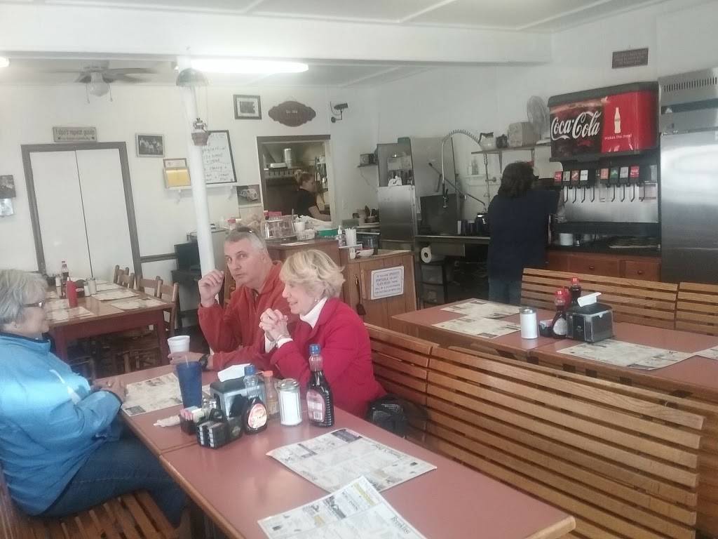 Tammys Diner | restaurant | 2 E Loudoun St, Round Hill, VA 20141, USA | 5403380080 OR +1 540-338-0080