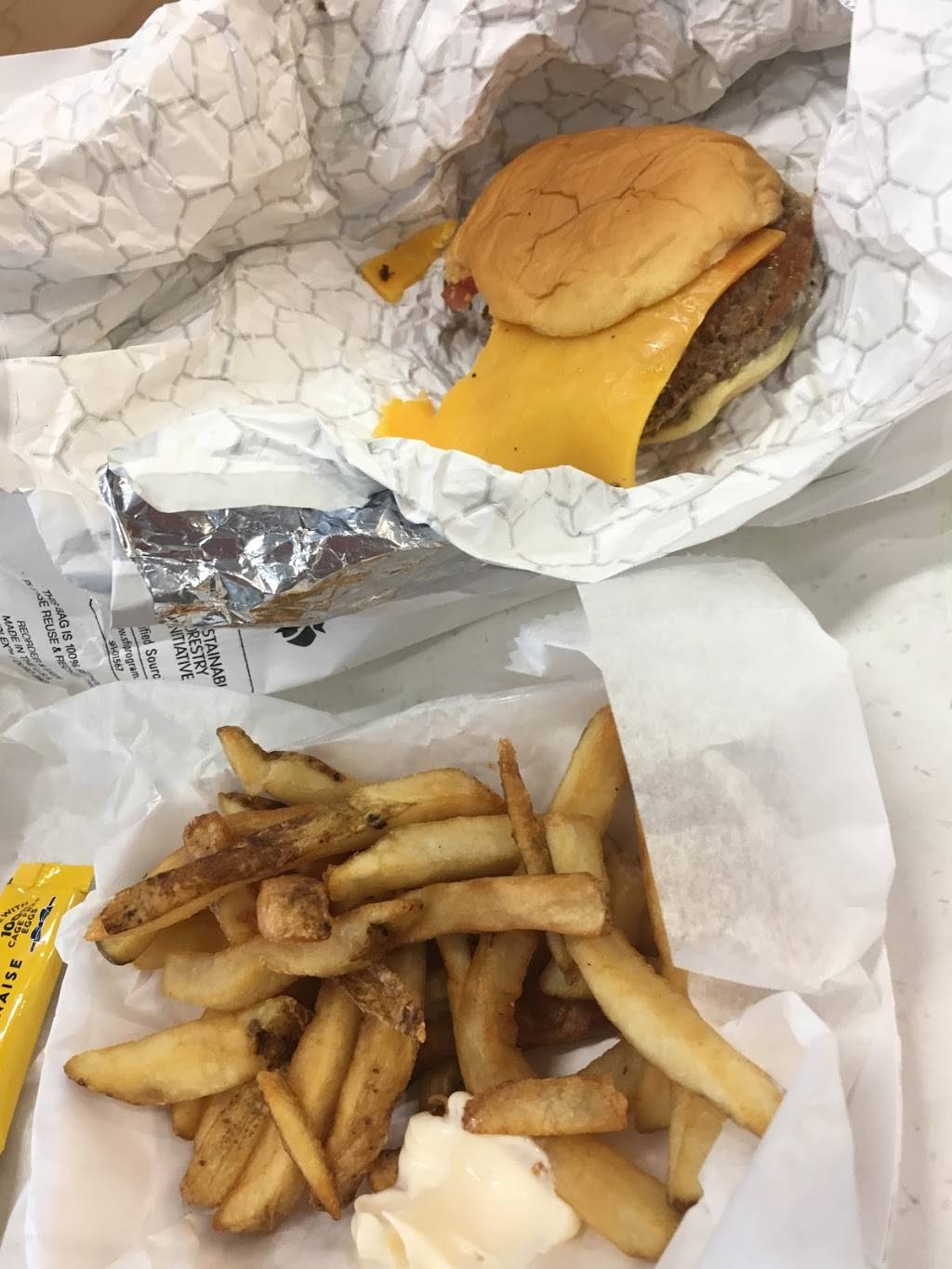 Cheeburger Cheeburger | restaurant | 6 Central Terminal Area, Jamaica, NY 11430, USA | 7186566210 OR +1 718-656-6210