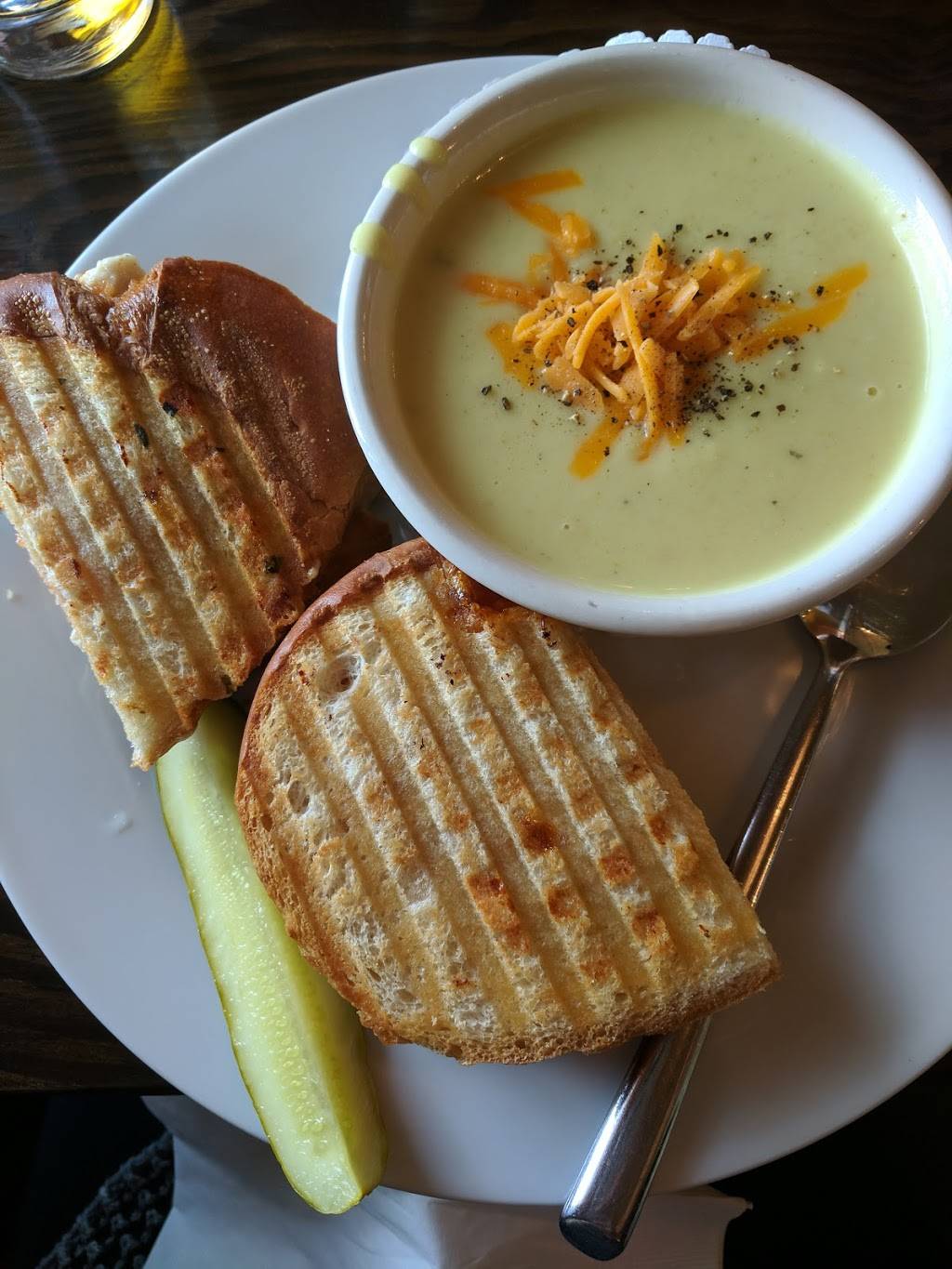 Zees Bistro | restaurant | 773 St Clair St, Chatham, ON N7M 5J7, Canada | 5193514468 OR +1 519-351-4468