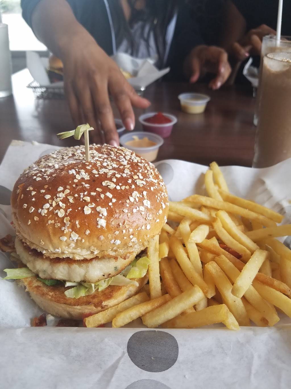 Burger 21 New Tampa | restaurant | 20304 Trout Creek Dr #106, Tampa, FL 33647, USA | 8135014910 OR +1 813-501-4910