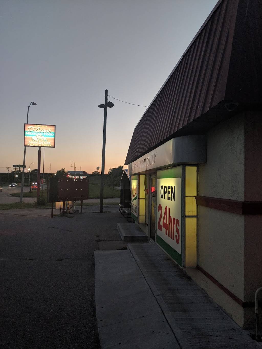 DLeons Mexican Food | restaurant | 2140 W O St, Lincoln, NE 68528, USA | 4024387100 OR +1 402-438-7100