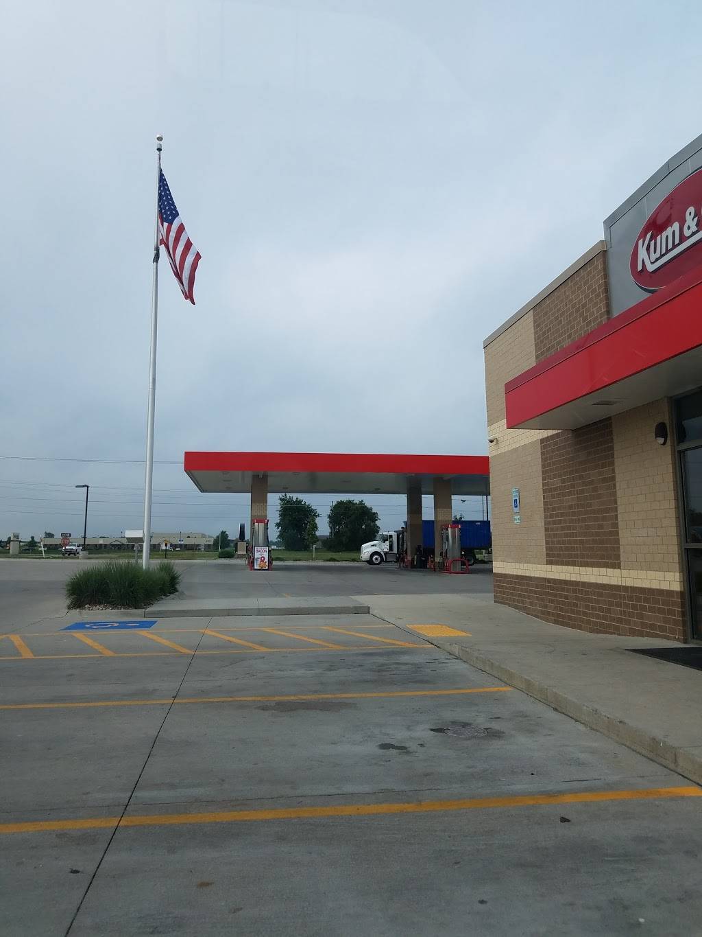 Kum & Go | meal takeaway | 4960 E Broadway Ave, Des Moines, IA 50317, USA | 5152621765 OR +1 515-262-1765