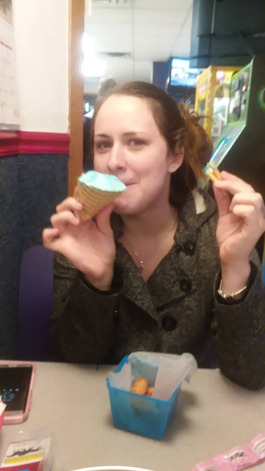 Scoops Sports Cafe Inc | restaurant | 2000 Cleveland Ave, Marinette, WI 54143, USA | 7157324472 OR +1 715-732-4472