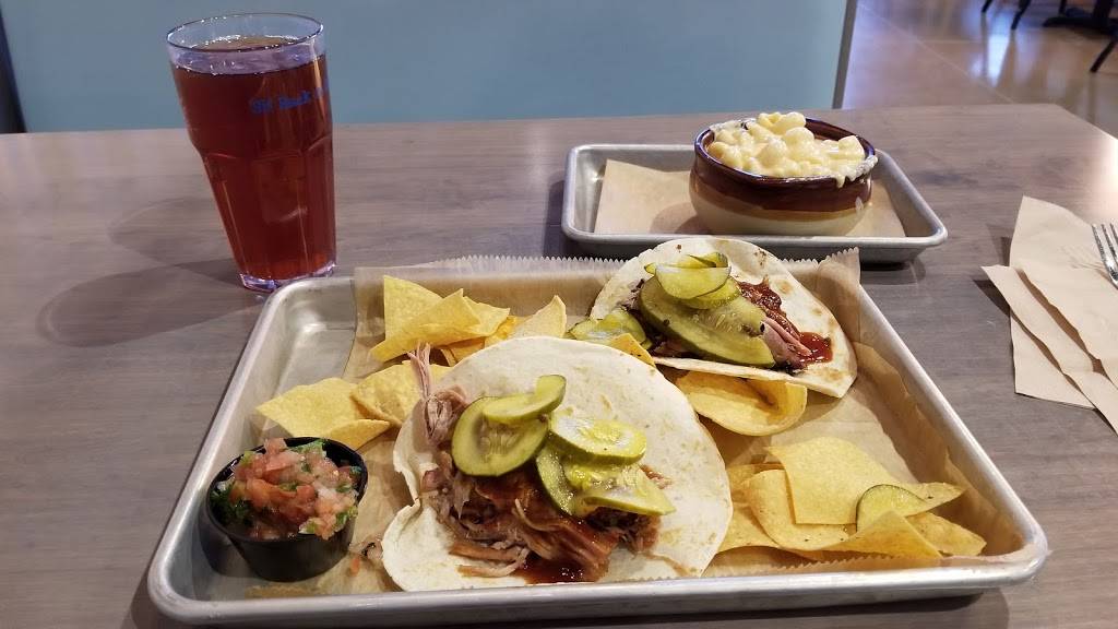 Pigs Eatin’ Ribs | restaurant | 1418 Bridge St, Charlevoix, MI 49720, USA | 2315477447 OR +1 231-547-7447