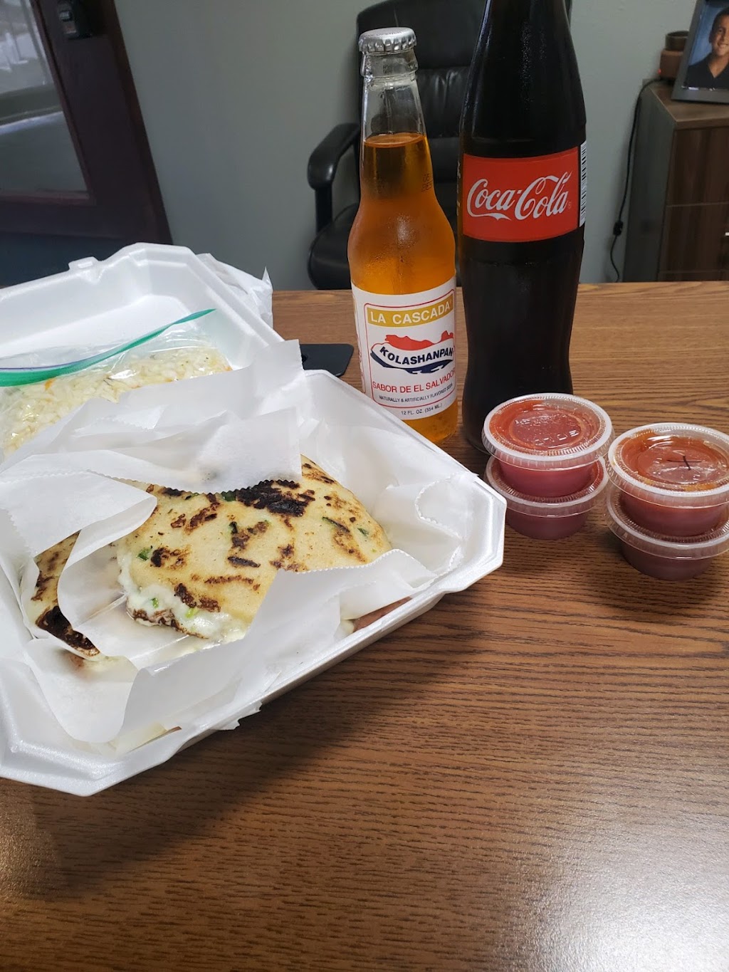 La Cuscatleca South | restaurant | 2580 Fleur Dr Suite 101, Des Moines, IA 50321, USA | 5152644072 OR +1 515-264-4072