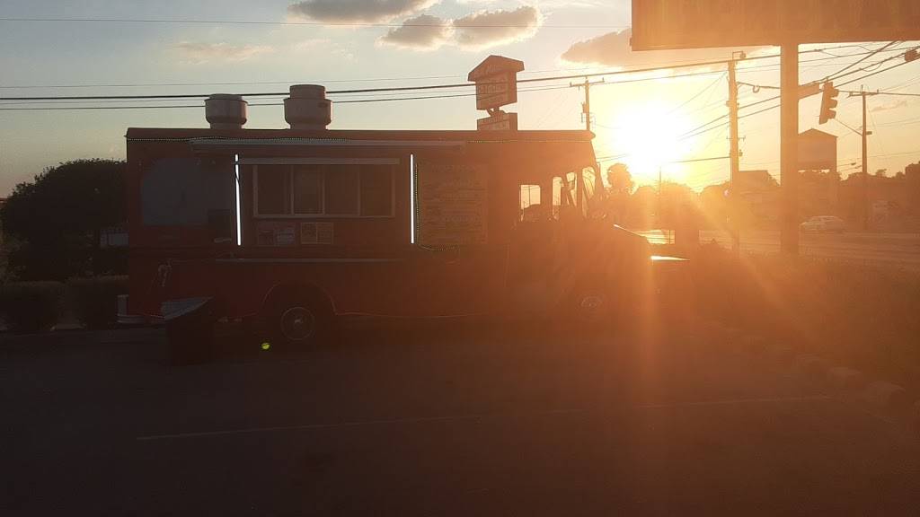 El gallo tapatio | restaurant | 3342 SW Military Dr, San Antonio, TX 78211, USA | 2105379092 OR +1 210-537-9092