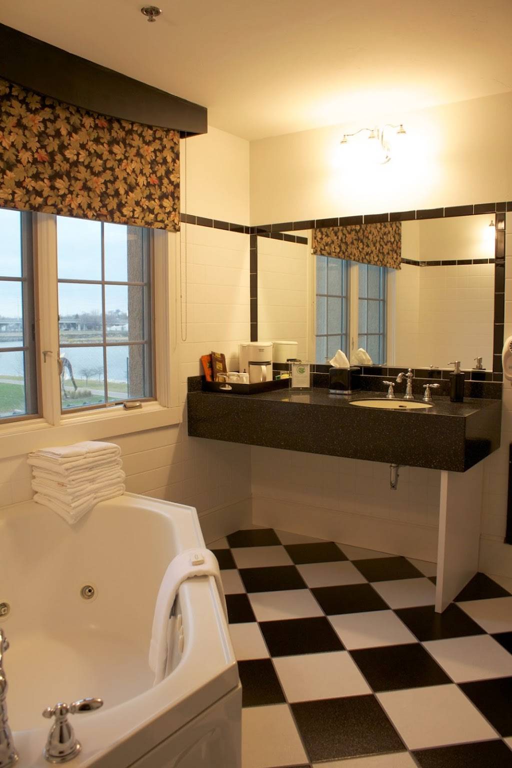 St. Brendans Inn | restaurant | 234 S Washington St, Green Bay, WI 54301, USA | 9208848484 OR +1 920-884-8484