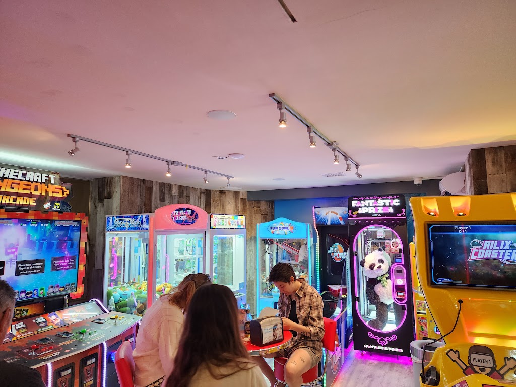 Yummy Dogs Gourmet Hot Dogs & Arcade | restaurant | 381 Forest Ave # 100A, Laguna Beach, CA 92651, USA | 8889866910 OR +1 888-986-6910