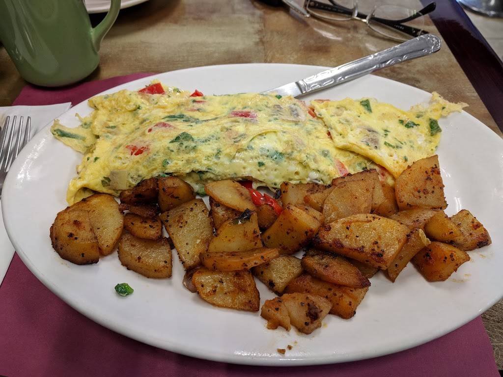 The Gavel Grill | restaurant | 9 Hyatt St, Staten Island, NY 10301, USA | 7188769596 OR +1 718-876-9596