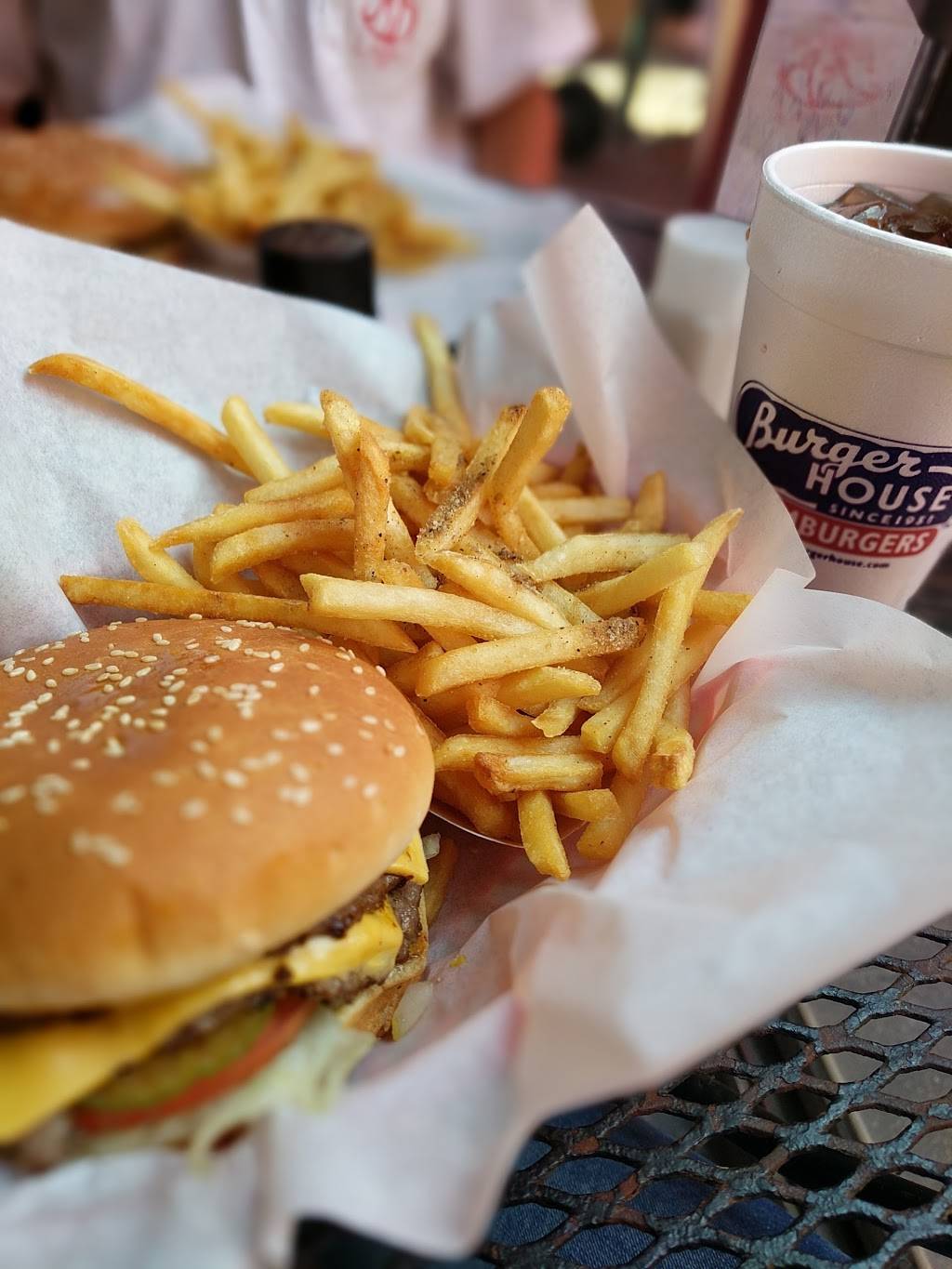 Burger House | restaurant | 6913 Hillcrest Ave, Dallas, TX 75205, USA | 2143610370 OR +1 214-361-0370