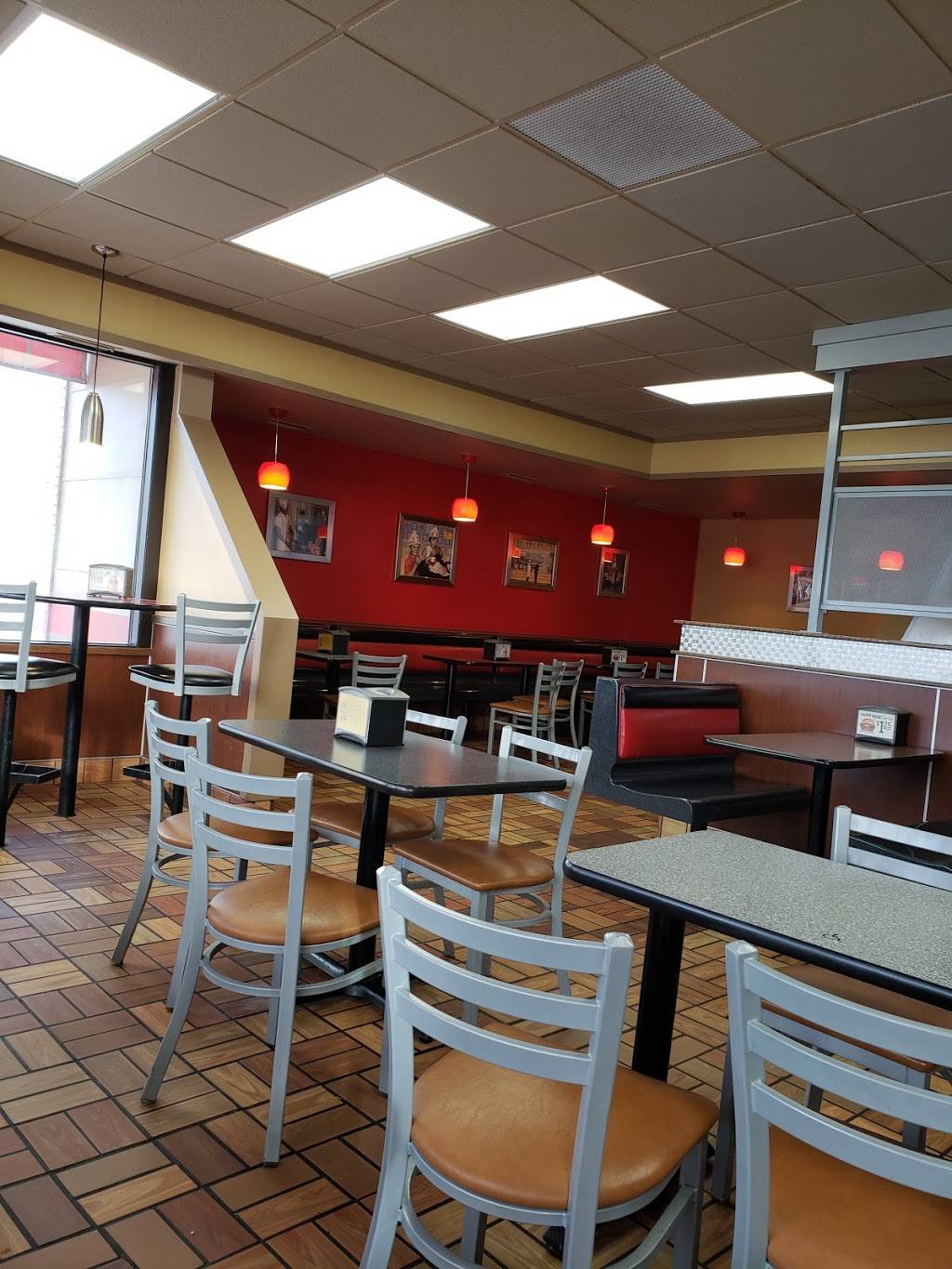 Hardees | restaurant | 1736 E Central Ave, Estherville, IA 51334, USA | 7123627415 OR +1 712-362-7415