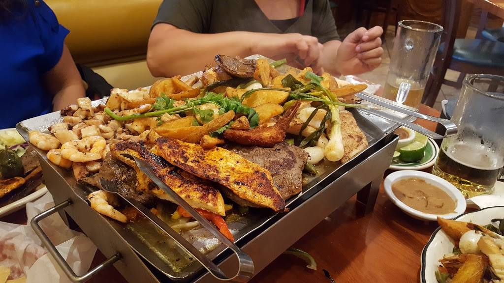 La Barca | restaurant | 3501 Firestone Blvd, South Gate, CA 90280, USA | 3235645141 OR +1 323-564-5141