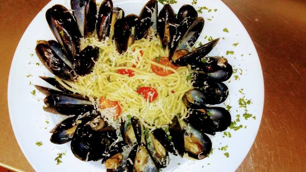 Fotinis Restaurant and Bar | restaurant | 544 Wattaquadock Hill Rd, Bolton, MA 01740, USA | 9783655757 OR +1 978-365-5757