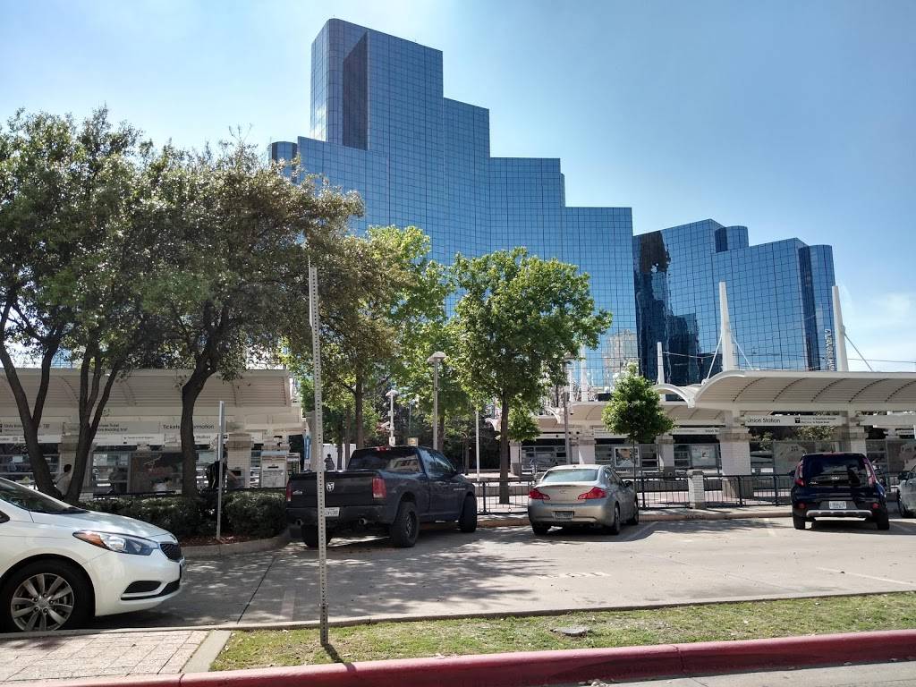 Pizza Hut | meal takeaway | 222 Continental Ave, Dallas, TX 75207, USA | 9729250630 OR +1 972-925-0630