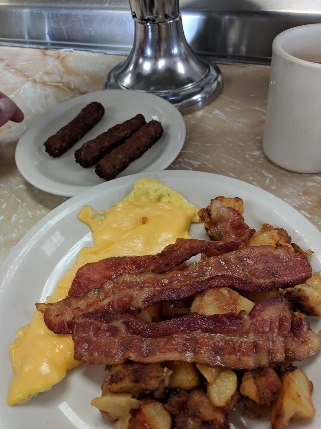 C Js Coffee Shop | restaurant | 225 N Long Beach Rd, Rockville Centre, NY 11570, USA | 5167669107 OR +1 516-766-9107