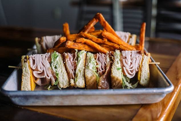 Our Moms Restaurant & Bar | restaurant | 250 W Lee Dr, Baton Rouge, LA 70808, USA | 2254565392 OR +1 225-456-5392