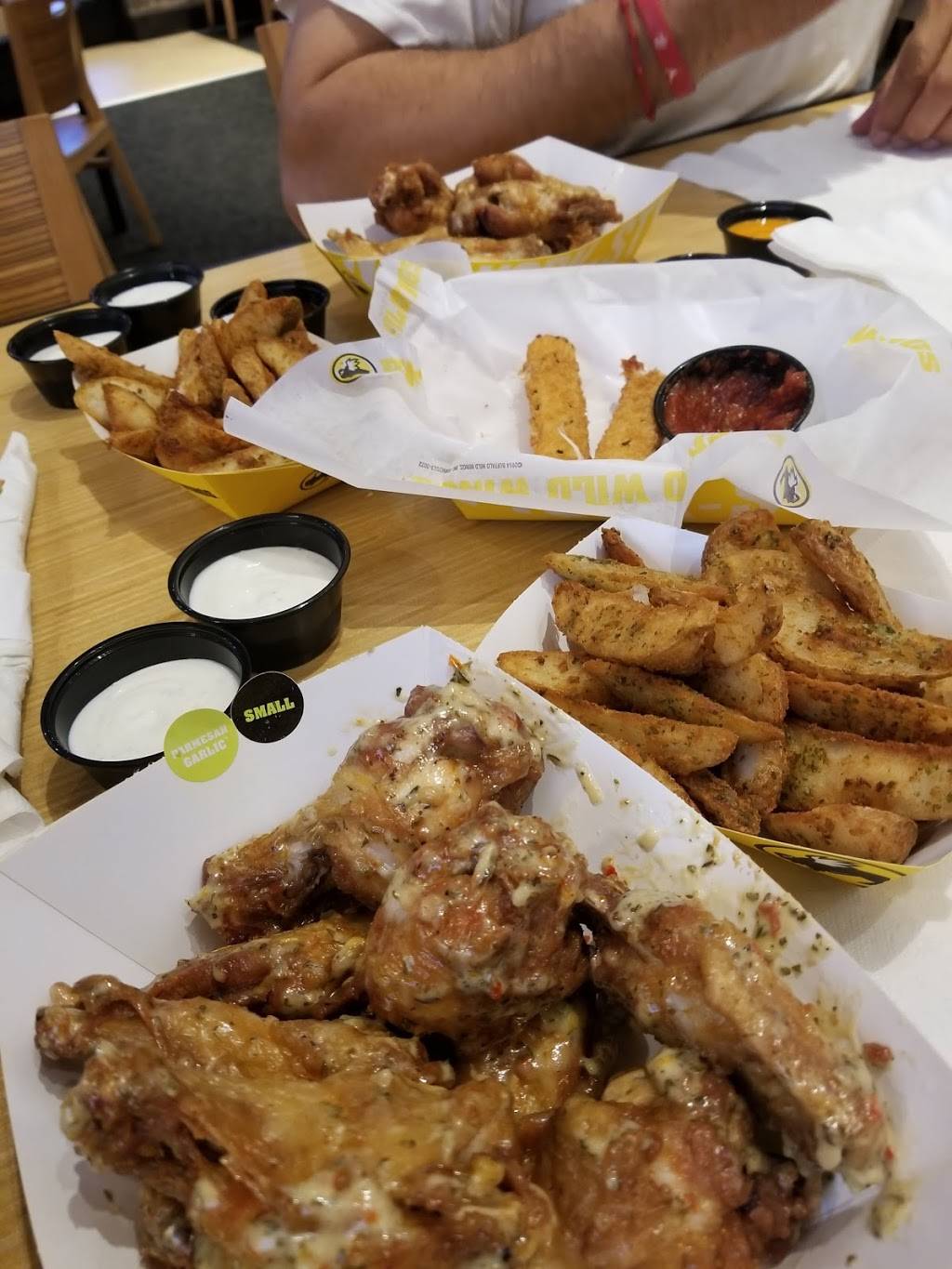 Buffalo Wild Wings | restaurant | 15800 North Fwy, Houston, TX 77090, USA | 2814430760 OR +1 281-443-0760