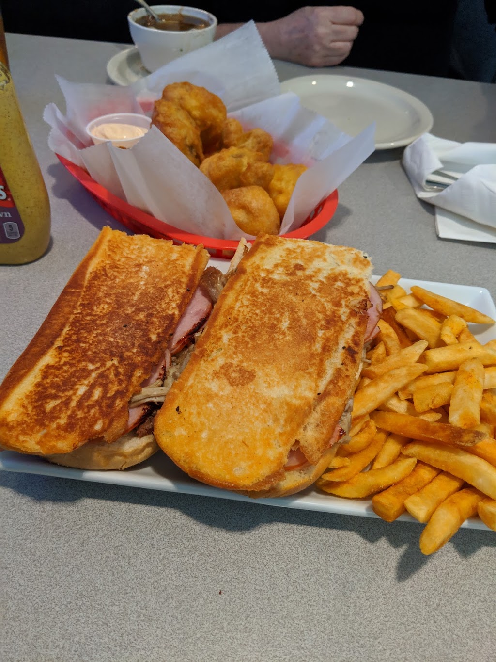 Coaches Bar & Grill | restaurant | 1480 Bethel Rd, Columbus, OH 43220, USA | 6144573353 OR +1 614-457-3353