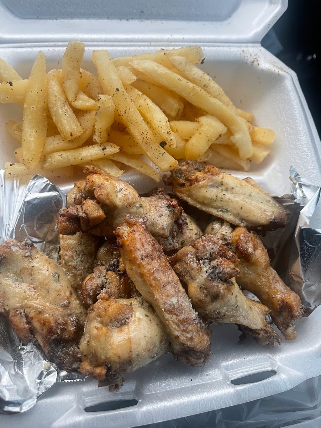 Adrian Victory Wings | restaurant | 414 W Louisiana Ave, Dallas, TX 75224, USA | 9452331939 OR +1 945-233-1939