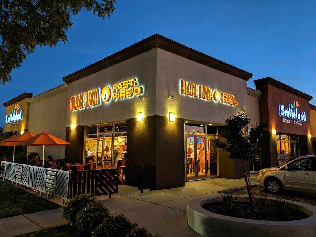 Blaze Pizza | meal takeaway | 1403 Hillman St, Tulare, CA 93274, USA | 5596434633 OR +1 559-643-4633