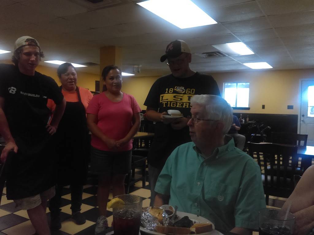 Kilgores Restaurant | restaurant | 2595 Old Nashville Hwy, Smithville, TN 37166, USA | 6152158249 OR +1 615-215-8249