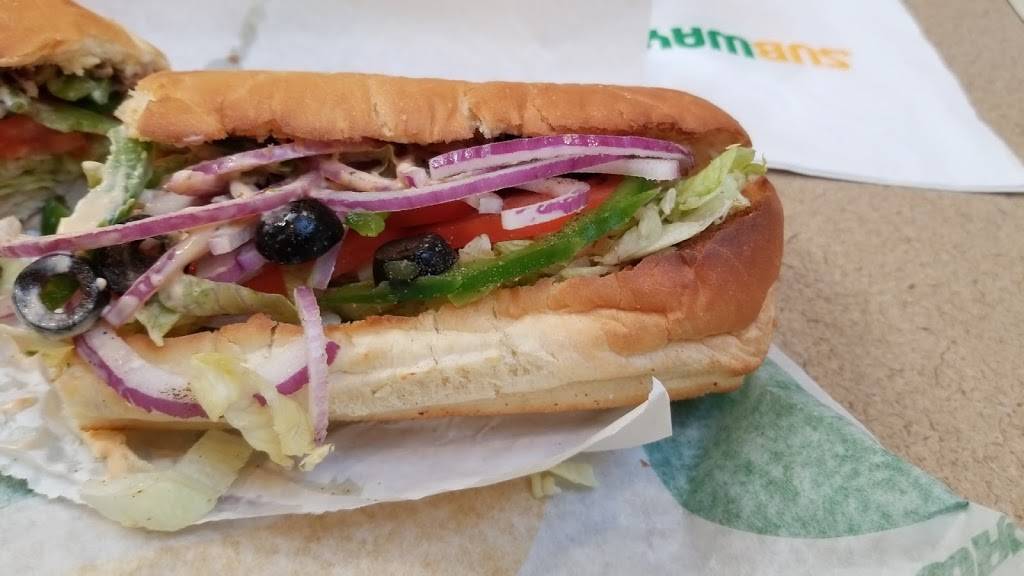 Subway | restaurant | 320 Bayfield St, Bayfield Mall Unit # 87, Barrie, ON L4M 6X7, Canada | 7057224721 OR +1 705-722-4721
