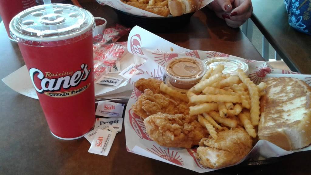 Raising Canes Chicken Fingers | meal takeaway | 5132 N High St, Columbus, OH 43214, USA | 6143967316 OR +1 614-396-7316